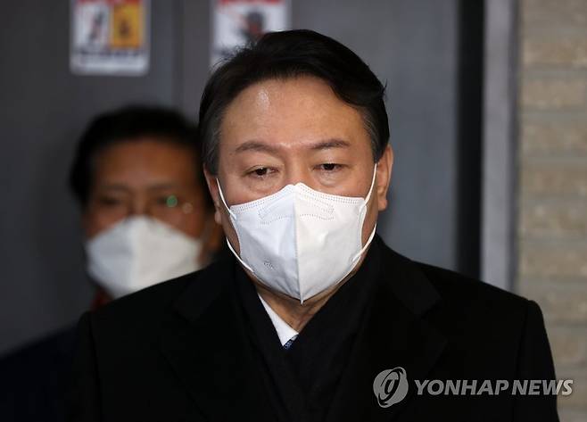 당사 나서는 윤석열 (서울=연합뉴스) 이정훈 기자 = 국민의힘 윤석열 대선 후보가 3일 저녁 서울 여의도 당사에서 선대위 전면 쇄신안 후속대책을 논의한 뒤 당사를 나서고 있다. 2022.1.3 [공동취재] srbaek@yna.co.kr