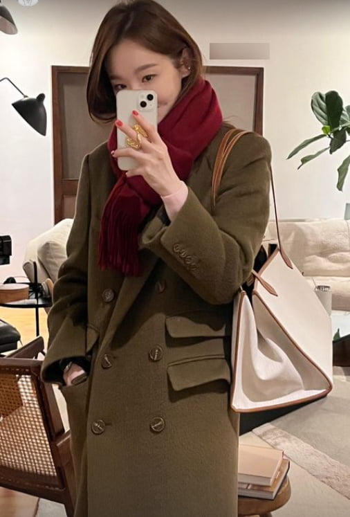 Kang Min-kyung, a Female duo Davichi, told her daily life.Kang Min-kyung posted a picture on his instagram story on the 4th.Kang Min-kyung, who is taking a self-portrait through a mirror while going out in a public photo, is included.Meanwhile, Davichis new single Daily Christmas was released on the online music site on December 6 last year.Photo: Kang Min-kyung SNS