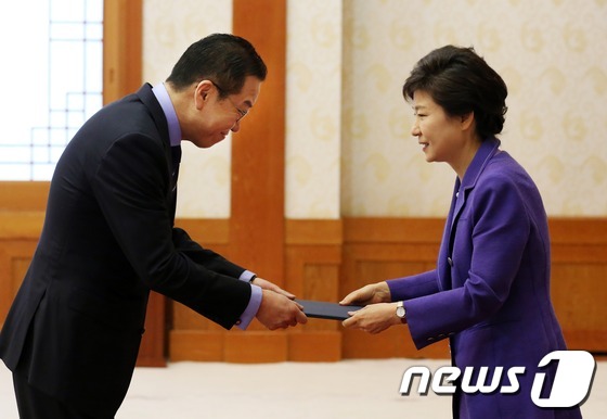 2013년 5월23일 당시 박근혜 대통령이 청와대에서 권영세 주중국대사에게 임명장을 수여하고 있다. (문화체육관광부 제공) 2013.5.23/뉴스1