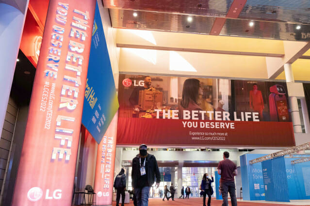 CES 2022 전시회가 열리는 라스베이거스 컨벤션센터(LVCC)에서 LG전자 슬로건인 ‘모두가 누릴 수 있는 더 나은 일상(The Better Life You Deserve)’을 소개하는 광고판이 관람객을 맞이한다.(사진=LG전자)