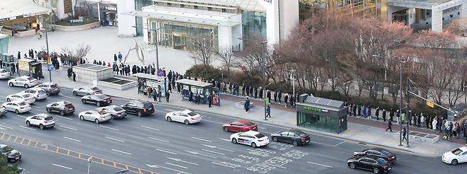 1월 1일 서울 송파구 잠실역 부근 복권판매점 앞에 시민들이 복권을 사기위해 길게 줄을 서 있다./연합뉴스