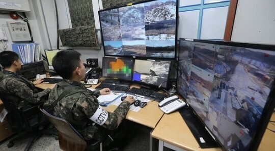 지난 2014년 중부전선 한 부대에서 병사들이 CCTV로 전방을 감시하고 있다. 김경호 기자