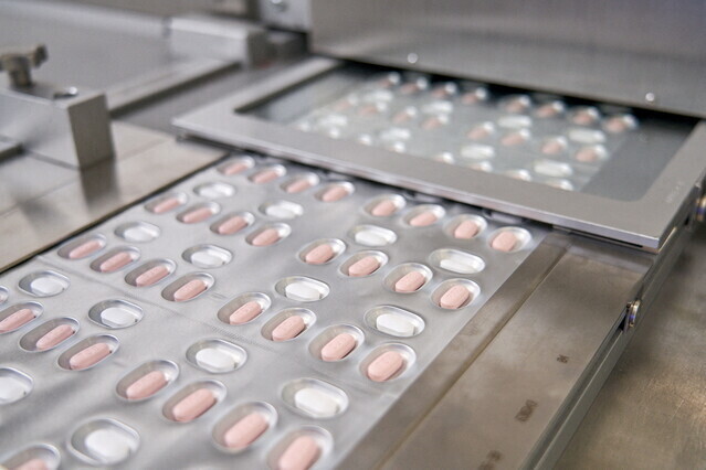 미국 식품의약국(FDA)이 지난달 22일(현지시각) 긴급 사용을 승인한 미 제약사 화이자의 코로나19 경구용 치료 알약 ‘팍스로비드’. 연합뉴스