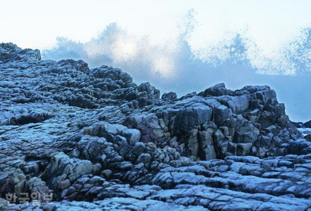 '행복한섬길'은 기암괴석과 어우러진 바다를 보며 걷는 길이다.
