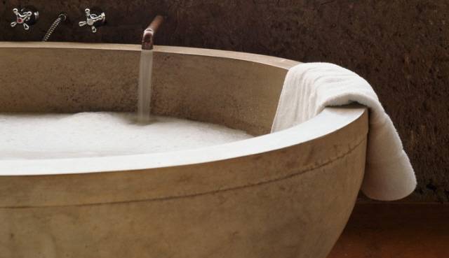 반신욕을 하면 체내 유해 성분과 노폐물이 땀과 함께 배출될 수 있다./사진=클립아트코리아