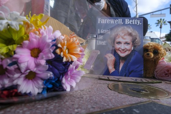 베티 화이트(1922~2021)의 별세 소식이 전해진 지난달 31일, 미국 로스앤젤레스 시내에 그를 추모하는 꽃과 인형 등이 가득하다. [AP=연합뉴스]