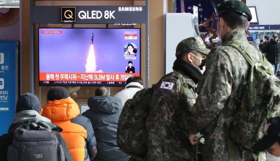 5일 오후 서울역에서 시민들이 북한 미사일 발사 관련 뉴스를 시청하고 있다. 뉴스1