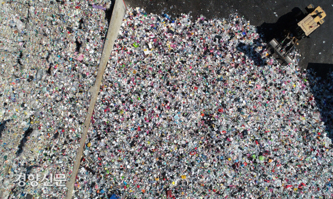 코로나19 이후로 배출량이 늘어난 플라스틱 쓰레기들이 수원시자원순환센터 야외 선별 적치장에 쌓여 있다. 김기남 기자