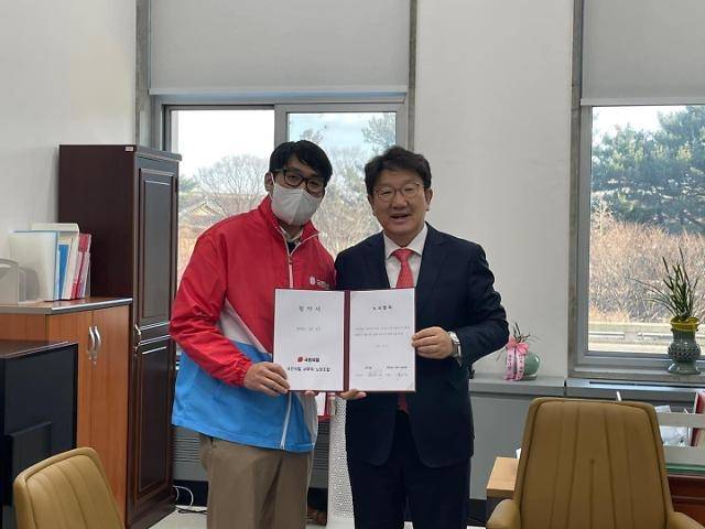 지난해 12월 18일 권성동 국민의힘 사무총장은 국민의힘 사무처 노동조합과 단체협약을 체결했다고 밝혔다. &nbsp; 권성동 국민의힘 사무총장 페이스북