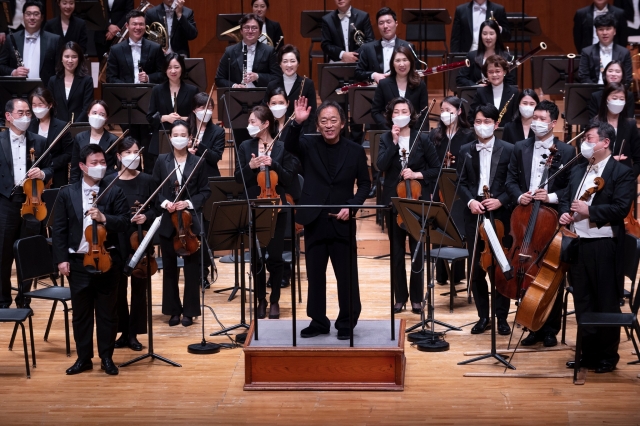 정명훈이 지난해 12월 24일 KBS교향악단의 베토벤 교향곡 9번 콘서트를 지휘한 후 관객들의 환호에 웃으며 손을 흔들고 있다.   KBS교향악단