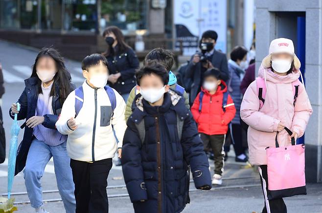 서울시는 올해부터 초등학교에 입학하는 모든 신입생에게 입학준비금 20만원을 지원한다고 5일 밝혔다. 사진은 서울 용산구 금양초등학교에서 학생들이 등교하고 있는 모습. [연합]