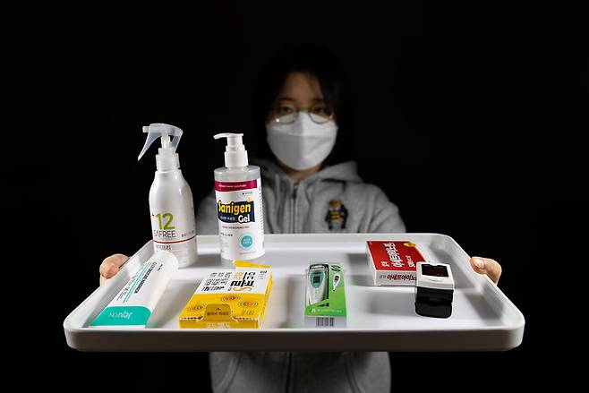 해열제, 체온계, 산소포화도 측정기 등이 들어 있는 재택치료자 ‘건강관리세트’. ⓒ시사IN 조남진