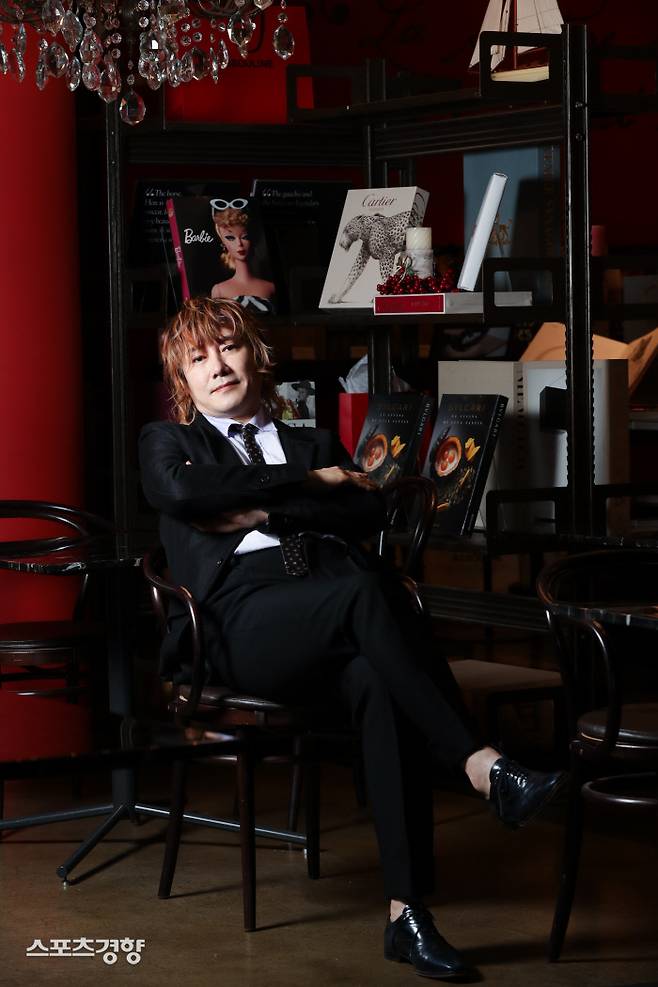 데뷔 30년을 맞은 가수 김장훈이 지난달 서울 강남구 신사동의 한 카페에서 진행한 ‘스포츠경향’과 인터뷰에 앞서 포즈를 취하고 있다. 사진 정지윤 선임기자