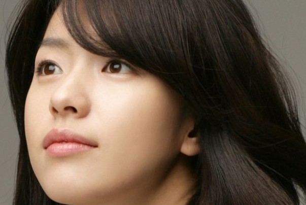 Actor Han Hyo-joo showed off her beauty when she was 20 years old.On the afternoon of the 5th, Han Hyo-joo posted a picture on his instagram with the phrase Twenty years old, the picture that the barley chief took.Han Hyo-joo in the picture is a beautiful beauty and a pure visual. He has a clear eye and attracted attention with his Barbie doll-like beauty.Han Hyo-joo stars in the movie The Pirate Movie: The Goblin Flag, which is set to open in theaters in late January.Han Hyo-joo will fill the drama with the soft charisma of Harang to the human charm that takes care of the Pirate Movie members who follow him in the strong and strong appearance as a soloist.