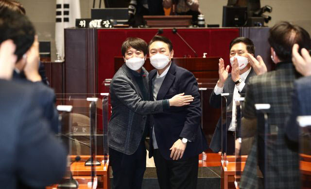 윤석열 국민의힘 대선 후보와 이준석 대표가 6일 국회에서 열린 의원총회에서 포옹하고 있다. (사진=국회사진기자단)