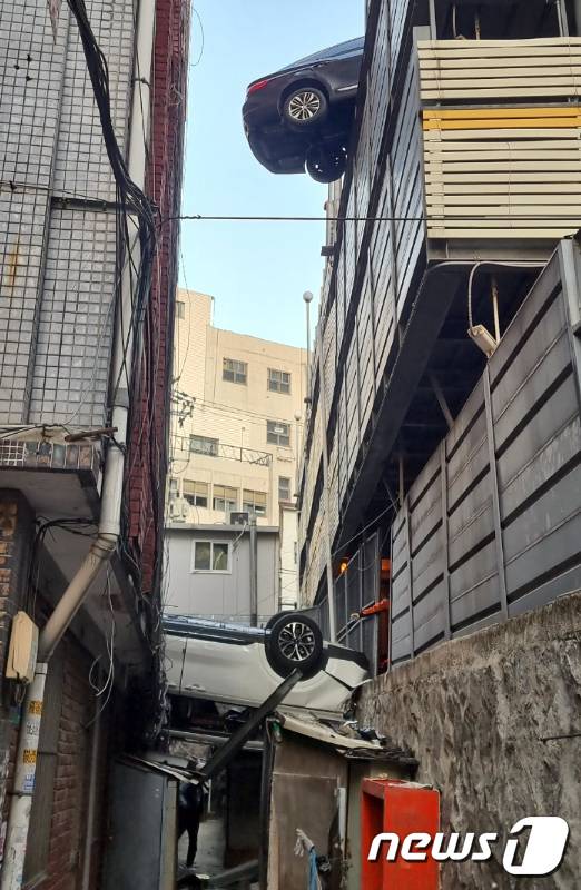 6일 오전 8시 30분께 서울 중구 숭례문 인근에 있는 한 민영 주차장에서 차량 1대가 야외로 추락해 지붕에 걸쳐져 있다. (독자제공) 2022.1.6/뉴스1 © News1 김명섭 기자