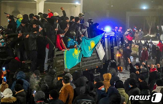 5일(현지시간) 카자흐스탄 최대 도시 알마티에서 '가스값 폭등'에 따른 대규모 시위가 벌어지고 있다. 2022.01.05 © AFP=뉴스1 © News1 정윤미 기자