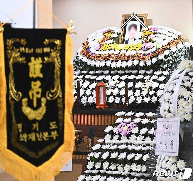 경기도 평택의 한 신축 공사장 화재현장에서 순직한 고 이형석 소방경의 빈소가 6일 오후 평택 제일장례식장에 마련돼 있다. 2022.1.6/뉴스1 © News1 김영운 기자