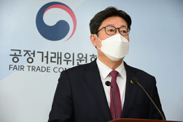 김재신 공정위 부위원장이 4일 '2022년 업무추진계획' 브리핑에서 답변하고 있다.