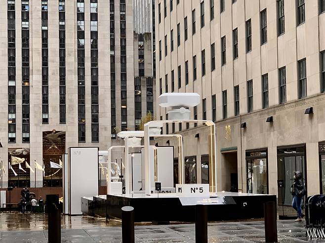 향수 탄생 100주년을 기념하여 뉴욕의 록펠러센터에 설치된 샤넬 No.5 향수병 조각상은 외관의 윤곽만을 가지고 있다./박진배 뉴욕 FIT 교수·마이애미대 명예석좌교수