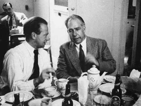 1934년 코펜하겐의 학회 모임에서 이야기를 나누고 있는 닐스 보어(오른쪽)와 하이젠베르크. 위키피디아 제공