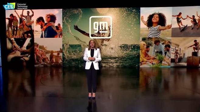 메리 바라 GM 회장 겸 최고경영자(CEO)가 5일(현지시간) 미국 네바다주 라스베이거스에서 열린 CES(소비자가전전시회)의 기조연설자로 나섰다. 유튜브 캡쳐