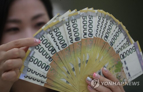 우리나라 화폐 유통수명이 계속 늘어나고 있다. 한 은행 관계자가 5만원권 지폐를 세고 있다. 연합뉴스