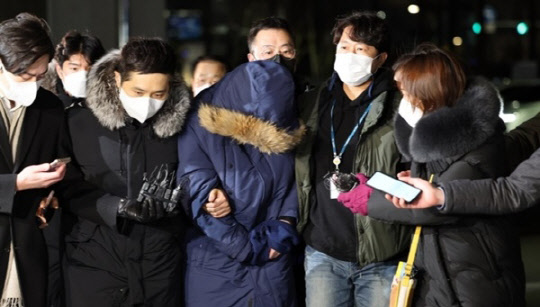 경찰은 회삿돈 1880억원을 빼돌린 혐의를 받는 오스템임플란트 직원 이 모(45) 씨를 5일 검거했다고 밝혔다. 사진은 이 모 씨가 6일 오전 서울 강서경찰서로 들어서는 모습. <연합뉴스>