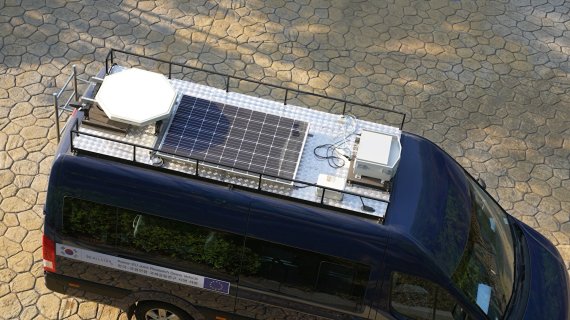 한국전자통신연구원(ETRI) 연구진이 5G-위성 다중연결망 시연 차량에 탑재된 위성 단말(왼쪽)과 5G 셀룰러 단말로 프랑스 그레노블의 CEA-Leti와 연결해 5G 서비스를 시연했다. ETRI 제공
