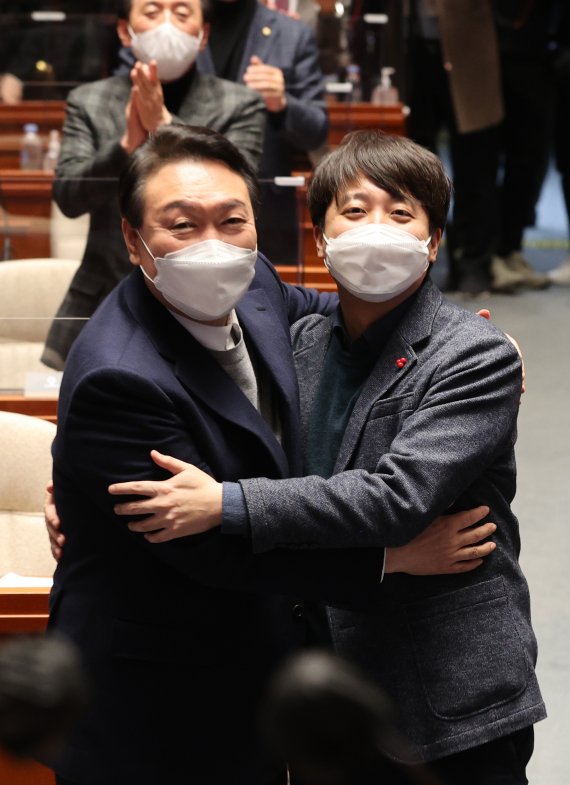 윤석열 국민의힘 대선후보(왼쪽)와 이준석 대표가 6일 오후 국회에서 열린 의원총회에서 포옹하고 있다. 공동취재사진