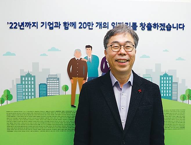 김미곤 한국노인인력개발원장이 한국노인인력개발원 본원에서 “노인 일자리 정책이 양과 질에서 크게 발전하는 2022년이 되도록 힘쓰겠다”고 다짐하고 있다.