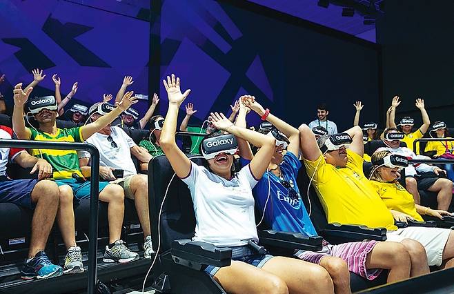 가상현실 ‘갤럭시 스튜디오’ 내 ‘기어 VR 스테이션’에서 관람객들이 4D 롤러코스터의 스릴을 즐기고 있다. 삼성전자