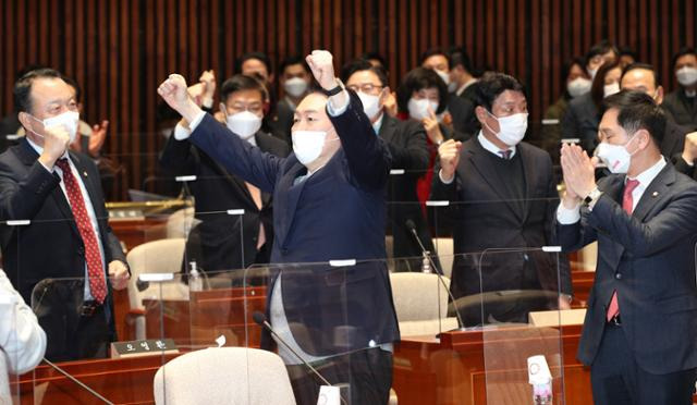 윤석열 국민의힘 대선후보가 6일 오전 국회에서 열린 의원총회에서 의원들의 응원에 두 팔을 들어 화답하고 있다. 국회사진기자단