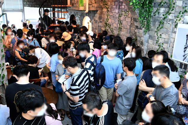 지난해 8월 13일 오후 서울 영등포구에 위치한 결제플랫폼 회사 '머지포인트' 본사에서 포인트 가입자들이 모여 환불을 요구하고 있다. 왕태석 선임기자