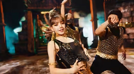 블랙핑크 멤버 리사의 솔로곡 'LALISA' 뮤직비디오 중 한 장면. [유튜브 캡처]