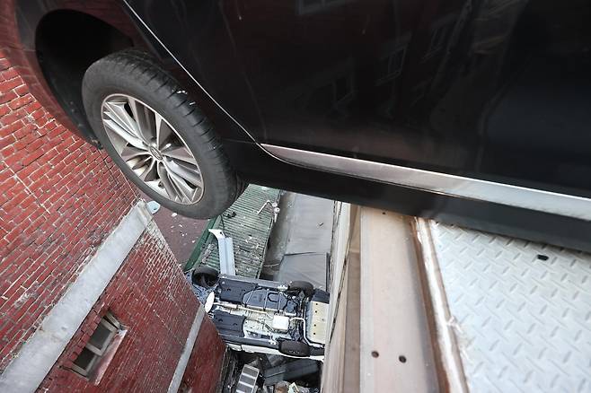 6일 오전 서울 중구의 한 주차장 건물에서 차량 사고가 발생해 SUV 차량 한 대가 건물 아래로 떨어졌다. 사진은 이날 현장 모습.[연합뉴스]
