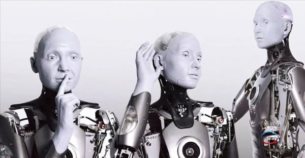 5일(현지시간) 미국 라스베이거스에서 개막한 CES 2022에서 영국 로봇기업 엔지니어드아트가 제작한 휴머노이드 로봇 아메카가 놀람, 짜증, 호기심 등 다양한 표정을 지어보이고 있다.  /엔지니어드아트 제공