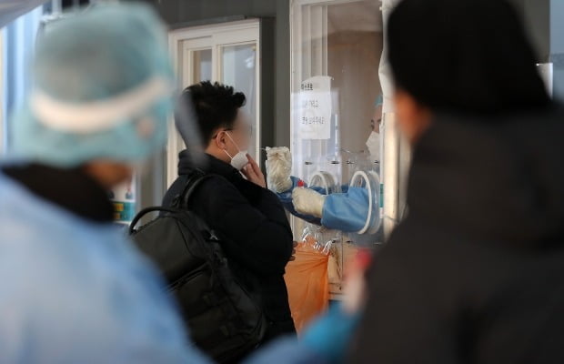 6일 오전 서울 중구 서울역광장에 마련된 선별진료소를 찾은 한 시민이 의료진에게 검체검사를 받고 있다. /사진=뉴스1