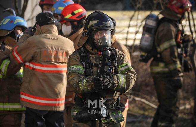 6일 경기도 평택시 청북읍의 한 냉동창고 신축 공사현장에서 불이 나 소방관들이 진화작업 후 철수하고 있다. 2022. 1. 6. [박형기 기자]