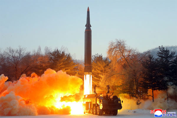 북한 국방과학원이 공개한 극초음속미사일이 지난 5일 시험발사되고 있다. 조선중앙통신은 이 장면을 6일 오전 보도했다. [사진 출처 = 연합뉴스]