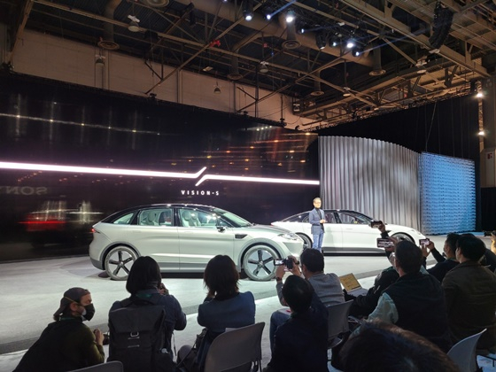 비전-S 02 신형 전기 컨셉트카 SUV를 소개중인 요시다 켄이치로 소니 사장/사진=김성은 기자