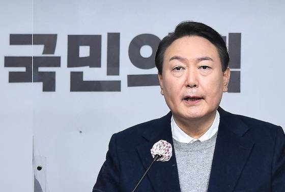 (서울=뉴스1) 이동해 기자 = 윤석열 국민의힘 대선 후보가 6일 서울 여의도 중앙 당사에서 ‘신도시 재정비’ 정책공약 발표 기자회견을 하고 있다. 2022.1.6/뉴스1