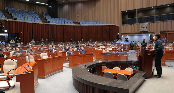 이준석 국민의힘 대표가 6일 서울 여의도 국회에서 열린 의원총회에 참석해 발언하고 있다. 2022.1.6/뉴스1