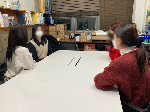 ▲ 지난달 25일 서울 마포구 프레시안 회의실에서 동갑내기 20대 여성 4명이 대화를 나누고 있다. ⓒ프레시안(김효진)