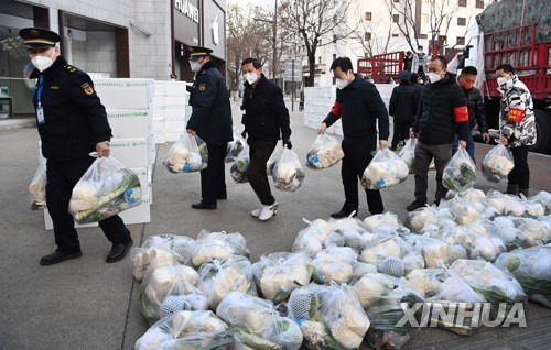 '전면 봉쇄' 中 시안 주민들에게 생필품 전하는 당국자들. 시안 신화=연합뉴스.