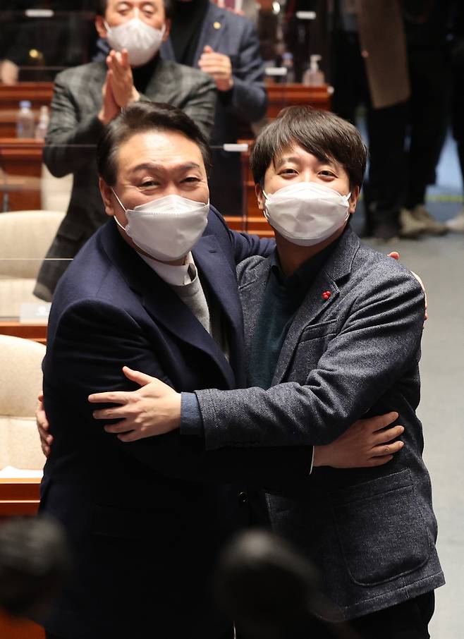 윤석열 국민의힘 대선 후보와 이준석 대표가 6일 오후 서울 여의도 국회에서 열린 의원총회에서 포옹하고 있다.    공동취재사진