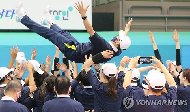 강성형감독 우승 헹가래 (의정부=연합뉴스) 김병만 기자 = 29일 경기도 의정부체육관에서 열린 프로배구 KOVO컵 여자부 경기 시상식에서 우승을 차지한 현대건설 선수들이 강성형 감독을 헹가래하고 있다.
    2021.8.29 kimb01@yna.co.kr