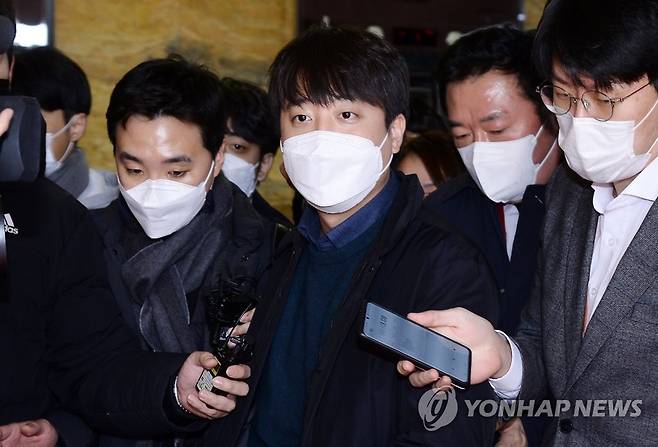 질문받는 이준석 (서울=연합뉴스) 이정훈 기자 = 국민의힘 이준석 대표가 6일 국회 당 대표실을 나서며 취재진의 질문을 받고 있다. 2022.1.6 [국회사진기자단] uwg806@yna.co.kr