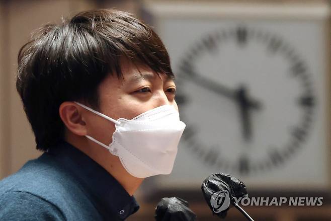 의총 출석해 30여 분 공개 발언하는 이준석 대표 (서울=연합뉴스) 백승렬 기자 = 국민의힘 이준석 대표가 6일 오후 국회에서 열린 의원총회에서 발언하고 있다. 2022.1.6 [국회사진기자단] srbaek@yna.co.kr