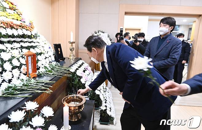 윤석열 국민의힘 대선 후보와 이준석 대표가 6일 오후 경기도 평택시 제일장례식장에 마련된 고 이형석 소방경의 빈소를 찾아 조문하고 있다. 2022.1.6/뉴스1 ⓒ News1 김영운 기자